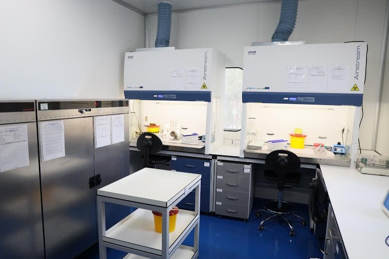 أطباء يرفضون إغلاق المختبرات الطبية: أزمة في التكوين والتدريب